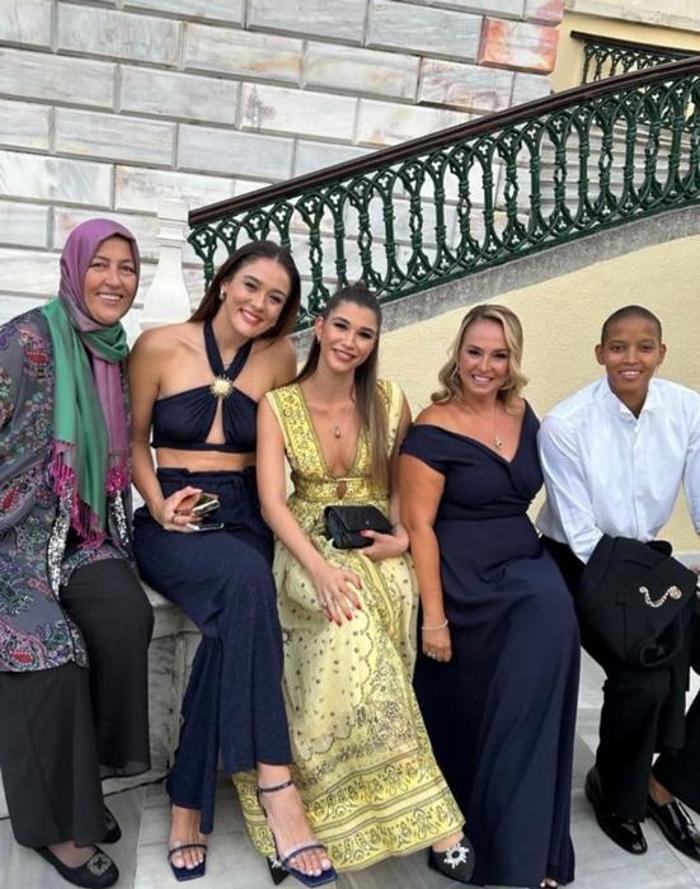 Hem sade hem çekici Filenin Sultanlarının yıldızı Zehra Güneş Melissa Vargasla düğüne katıldı tarzıyla güneş gibi parladı