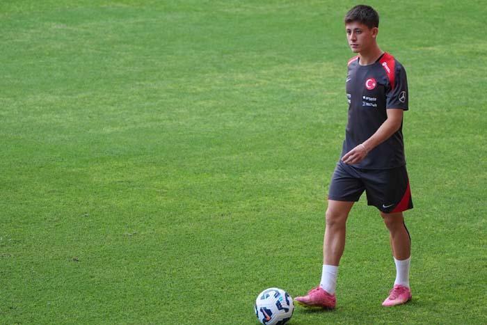 ARDA GÜLERE AYRI PARANTEZ