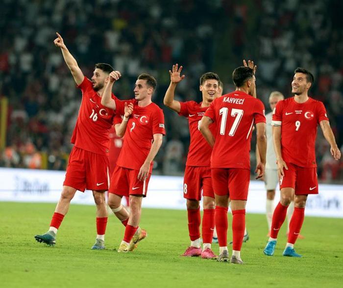 A Milli Takımın İzlanda galibiyeti sonrası dikkat çeken sözler Benficadaki çocuk keşke bize gelse...