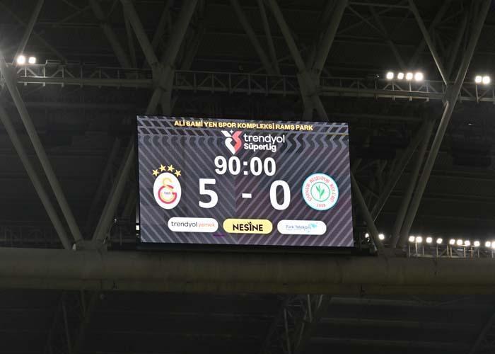 Yıllardır Galatasaray taraftarıymış gibi Dünyalara bedel Sarı-kırmızılı formayı giyen Victor Osimheni tutabilene aşk olsun
