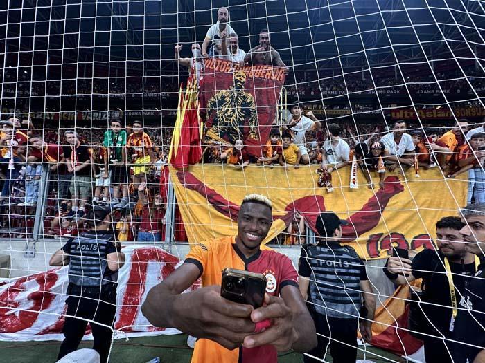 Yıllardır Galatasaray taraftarıymış gibi Dünyalara bedel Sarı-kırmızılı formayı giyen Victor Osimheni tutabilene aşk olsun