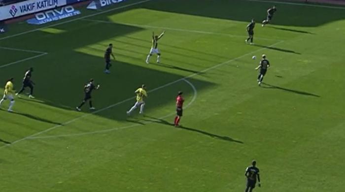Trioda Kasımpaşa - Fenerbahçe maçının tartışmalı pozisyonları değerlendirildi: Penaltı beklenen anlar