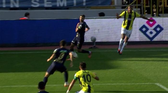 Trioda Kasımpaşa - Fenerbahçe maçının tartışmalı pozisyonları değerlendirildi: Penaltı beklenen anlar