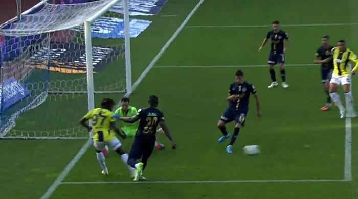 Trioda Kasımpaşa - Fenerbahçe maçının tartışmalı pozisyonları değerlendirildi: Penaltı beklenen anlar