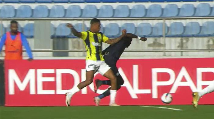 Trioda Kasımpaşa - Fenerbahçe maçının tartışmalı pozisyonları değerlendirildi: Penaltı beklenen anlar