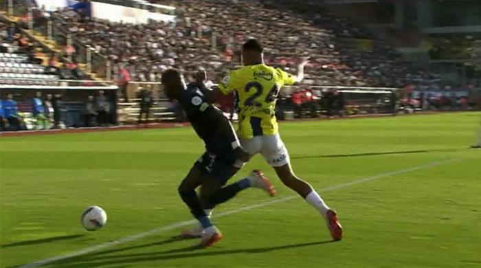 Trioda Kasımpaşa - Fenerbahçe maçının tartışmalı pozisyonları değerlendirildi: Penaltı beklenen anlar