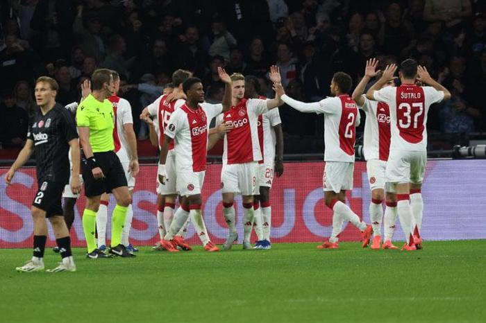 Ajaxa farklı mağlubiyet sonrası Beşiktaşlı futbolcuya sert sözler Dünyanın en pahalı korkuluğu