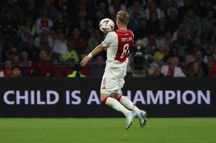 Ajaxa farklı mağlubiyet sonrası Beşiktaşlı futbolcuya sert sözler Dünyanın en pahalı korkuluğu