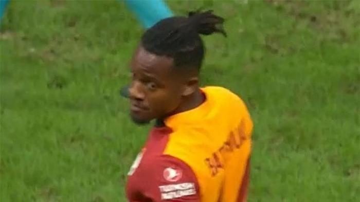Okan Buruku fena halde öfkelendirmişti Galatasaraylı golcü Batshuayiye ikinci şok kadroda düşünülmüyor