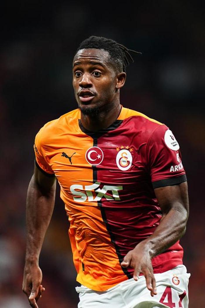Okan Buruku fena halde öfkelendirmişti Galatasaraylı golcü Batshuayiye ikinci şok kadroda düşünülmüyor