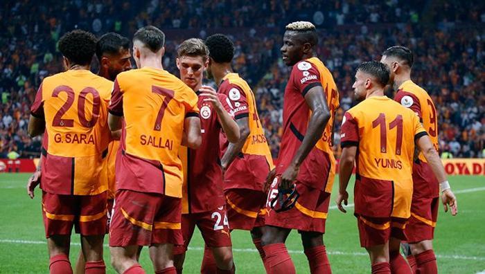 Osimhenin yakın arkadaşından transfer iddialarına son nokta: Devre arasında % 100...
