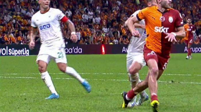 Trioda Galatasaray - Alanyaspor maçının tartışmalı pozisyonları değerlendirildi: Kırmızı kart ve penaltı beklenen anlar