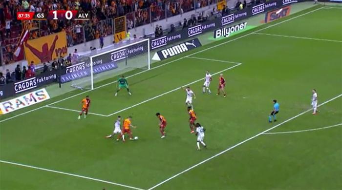 Trioda Galatasaray - Alanyaspor maçının tartışmalı pozisyonları değerlendirildi: Kırmızı kart ve penaltı beklenen anlar