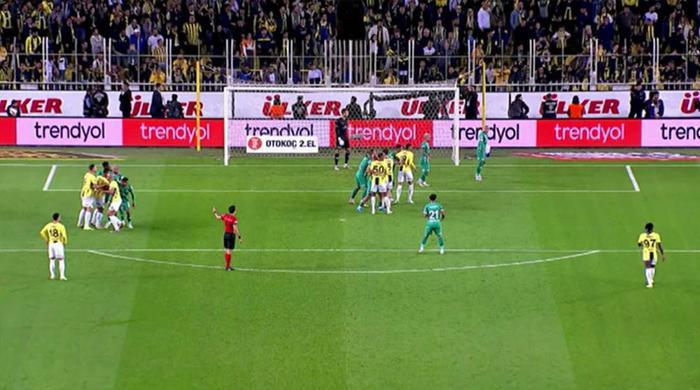 Trioda Fenerbahçe - Bodrum FK maçının tartışmalı pozisyonları değerlendirildi: Penaltı beklenen anlar