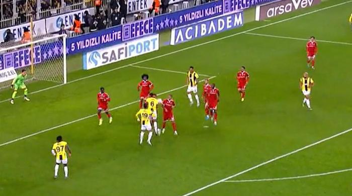 Trioda Fenerbahçe - Sivasspor maçının tartışmalı pozisyonları değerlendirildi: İptali beklenen goller, verilen penaltı...