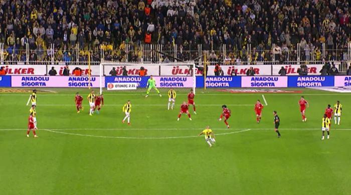 Trioda Fenerbahçe - Sivasspor maçının tartışmalı pozisyonları değerlendirildi: İptali beklenen goller, verilen penaltı...