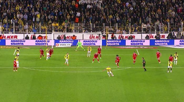 Trioda Fenerbahçe - Sivasspor maçının tartışmalı pozisyonları değerlendirildi: İptali beklenen goller, verilen penaltı...