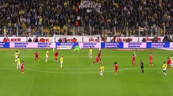 Trioda Fenerbahçe - Sivasspor maçının tartışmalı pozisyonları değerlendirildi: İptali beklenen goller, verilen penaltı...