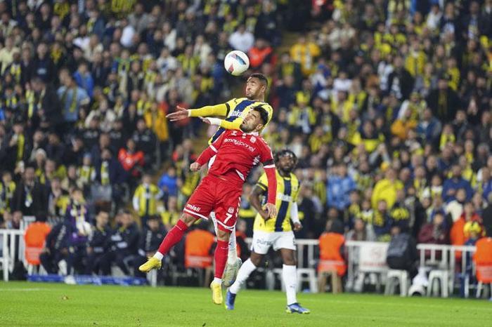 Fenerbahçenin Sivasspor galibiyeti sonrası herkes onu konuşuyor Sahanın en iyisiydi Mourinhonun şaşırtan kararı...