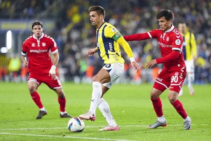 Fenerbahçenin Sivasspor galibiyeti sonrası herkes onu konuşuyor Sahanın en iyisiydi Mourinhonun şaşırtan kararı...
