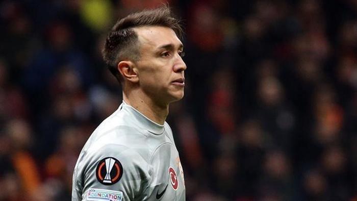 Galatasarayda flaş Muslera ve Mertens kararı Ayrılık çanları şimdiden çalıyor