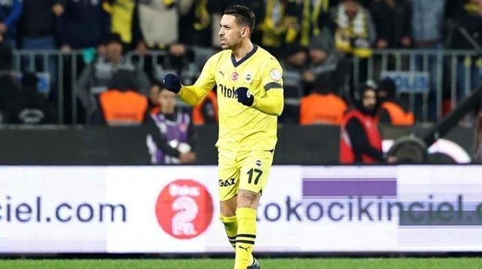 Fenerbahçenin yıldızına ezeli rakipten transfer kancası Şimdilik pusuda bekliyor