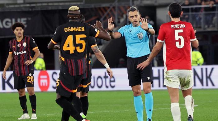 Galatasaray, UEFA Avrupa Ligi'ndeki beşinci maçında deplasmanda AZ Alkmaar ile karşı karşıya geldi. Hollanda'daki mücadele 1-1'lik eşitlikle sonuçlandı. Mücadelenin özellikle son dakikasında yaşanan bir pozisyon, tartışmalara neden oldu.