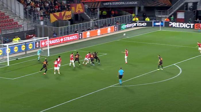 Deniz Çoban, AZ Alkmaar - Galatasaray maçındaki tartışmalı pozisyonları değerlendirdi: Penaltı verilmesi gerekirdi