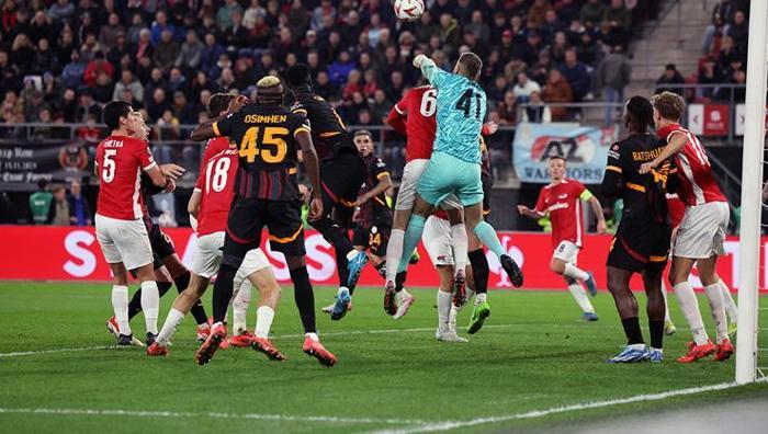 UEFA Avrupa Ligi'nde mücadele eden temsilcimiz Galatasaray, beşinci maçında AZ Alkmaar'a konuk oldu. Ev sahibi ekip ikinci dakikada Mijnans'ın golüyle 1-0 öne geçti.