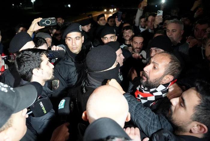 VAN BRONCKHORST’A İSTİFA DAVETİ