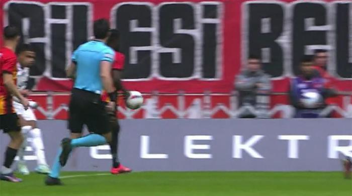 Trioda Kayserispor - Galatasaray maçının tartışmalı pozisyonları değerlendirildi: Verilen penaltı kararı, golde ihlal şüphesi...