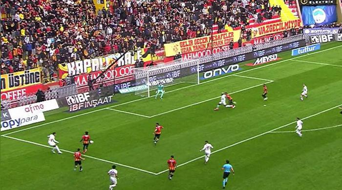 Trioda Kayserispor - Galatasaray maçının tartışmalı pozisyonları değerlendirildi: Verilen penaltı kararı, golde ihlal şüphesi...