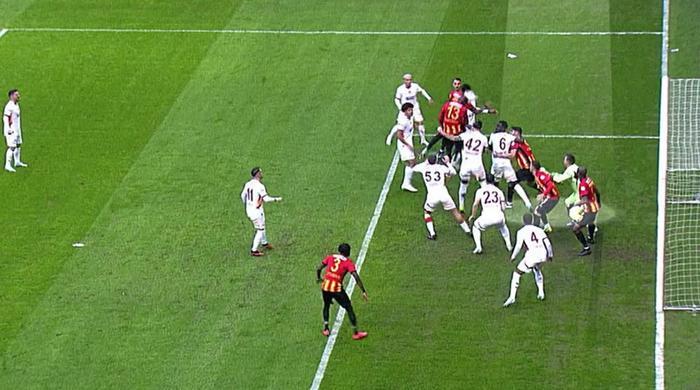 Trioda Kayserispor - Galatasaray maçının tartışmalı pozisyonları değerlendirildi: Verilen penaltı kararı, golde ihlal şüphesi...