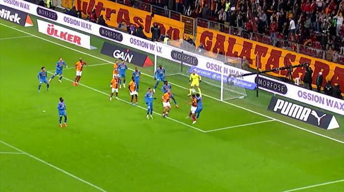 Trioda Galatasaray - Göztepe maçının tartışmalı pozisyonları: VAR müdahale etmeliydi, tartışmasız penaltı