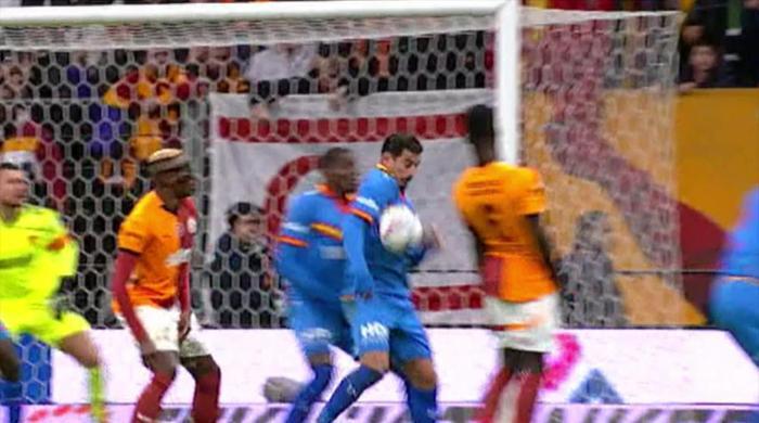 Trioda Galatasaray - Göztepe maçının tartışmalı pozisyonları: VAR müdahale etmeliydi, tartışmasız penaltı