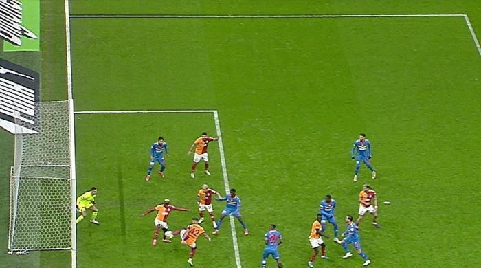 Trioda Galatasaray - Göztepe maçının tartışmalı pozisyonları: VAR müdahale etmeliydi, tartışmasız penaltı