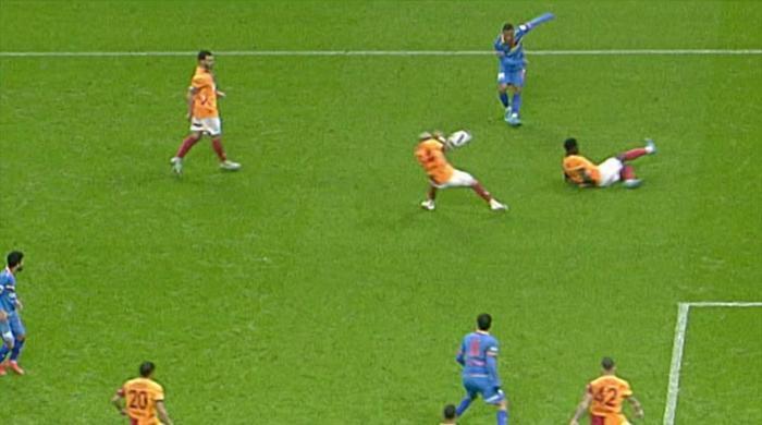 Trioda Galatasaray - Göztepe maçının tartışmalı pozisyonları: VAR müdahale etmeliydi, tartışmasız penaltı