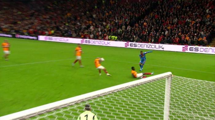 Trioda Galatasaray - Göztepe maçının tartışmalı pozisyonları: VAR müdahale etmeliydi, tartışmasız penaltı
