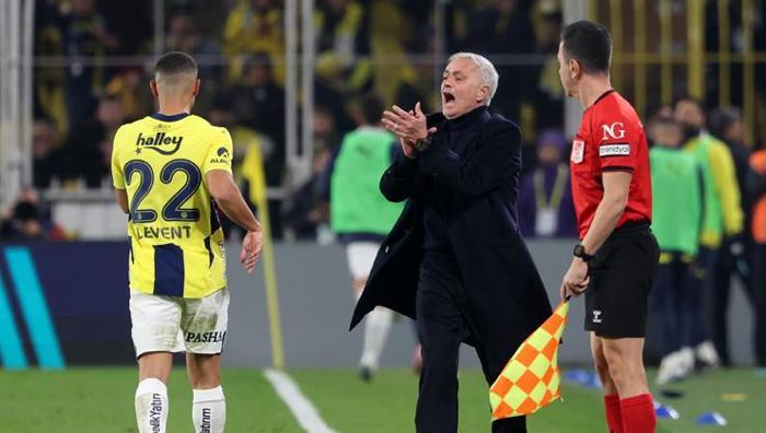 Mourinho, Galatasarayın şampiyonluğunu kabul etmiş Fenerbahçe-Hatayspor maçının ardından İspanyollardan olay yorum