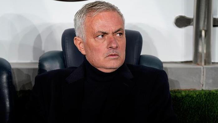 GELDİĞİ GİBİ YOL GÖRÜNDÜ!
Jose Mourinho’nun kendisine şans vermesini uman Brezilyalı, Sarı Lacivertli ekipte yaşadığı sakatlıklar nedeniyle zor dönemler geçirmişti. Birçok farklı pozisyonda oynayabilmesi ve özellikle duran toplardaki etkinliğiyle ön plana çıkan solak oyuncunun 2026 yılına kadar Fenerbahçe ile sözleşmesi bulunuyor. Sambacı, beklediği şansı bulması halinde Fenerbahçe’de kalabilmek için elinden geleni yapmaya kararlıydı ancak Brezilyalı yıldıza geldiği gibi yol göründü.