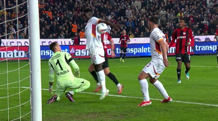 Gaziantep FK - Galatasaray maçına damga vuran anlar Atlanan kırmızı kartlar, golde ofsayt şüphesi, penaltı beklenen an