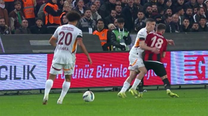 Gaziantep FK - Galatasaray maçına damga vuran anlar Atlanan kırmızı kartlar, golde ofsayt şüphesi, penaltı beklenen an