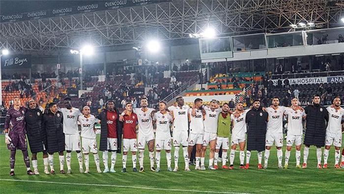 Dursun Özbek bizzat devreye girdi Galatasaraydan oyuncularına maaş ve prim müjdesi