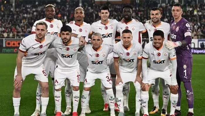 Dursun Özbek bizzat devreye girdi Galatasaraydan oyuncularına maaş ve prim müjdesi