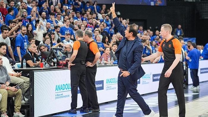 Maksimum gerilim Ergin Ataman ile Anadolu Efes tribünleri kapıştı, sahayı terk etti: Kendini iyi hissetmiyor
