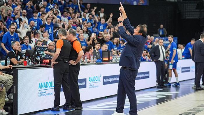 Maksimum gerilim Ergin Ataman ile Anadolu Efes tribünleri kapıştı, sahayı terk etti: Kendini iyi hissetmiyor