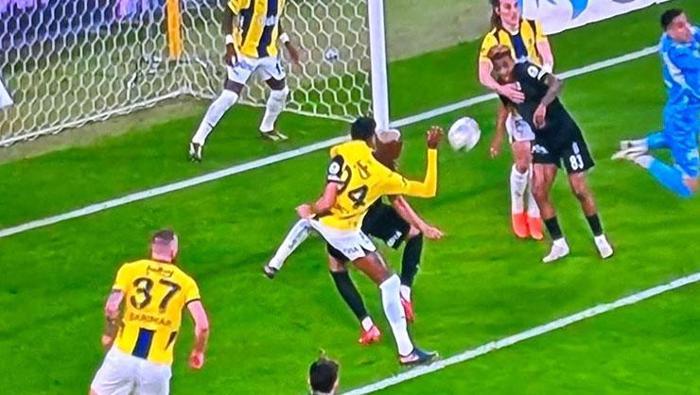Fenerbahçe - Beşiktaş derbisine damga vuran an Trio ekibi noktayı koydu | Verilen penaltı ve Youssef En-Nesyri ile Mert Günok pozisyonu...