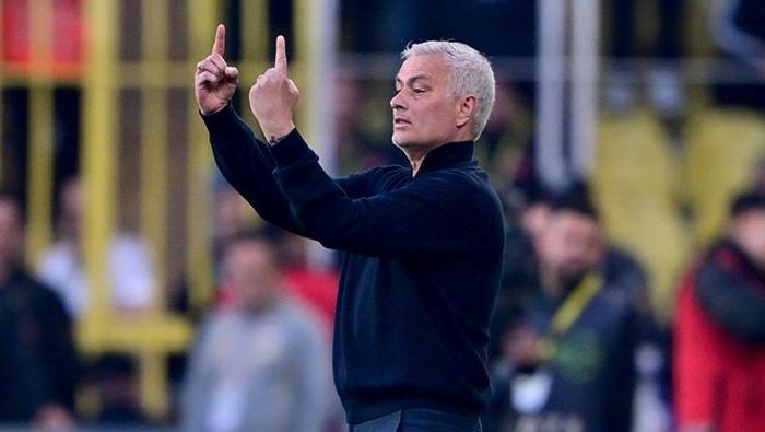 Fenerbahçenin Beşiktaş mağlubiyeti sonrası Mourinho yerden yere vuruldu: Yelkenleri indirdi