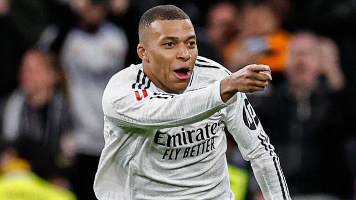 MBAPPENİN ELİNDE