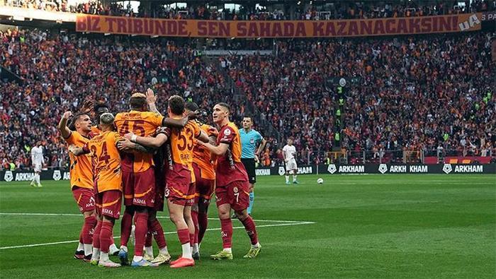 Galatasaray transferde pimi çekti: Şampiyonlar Ligi kadrosuna Mertensin yerine Bernardo Silva